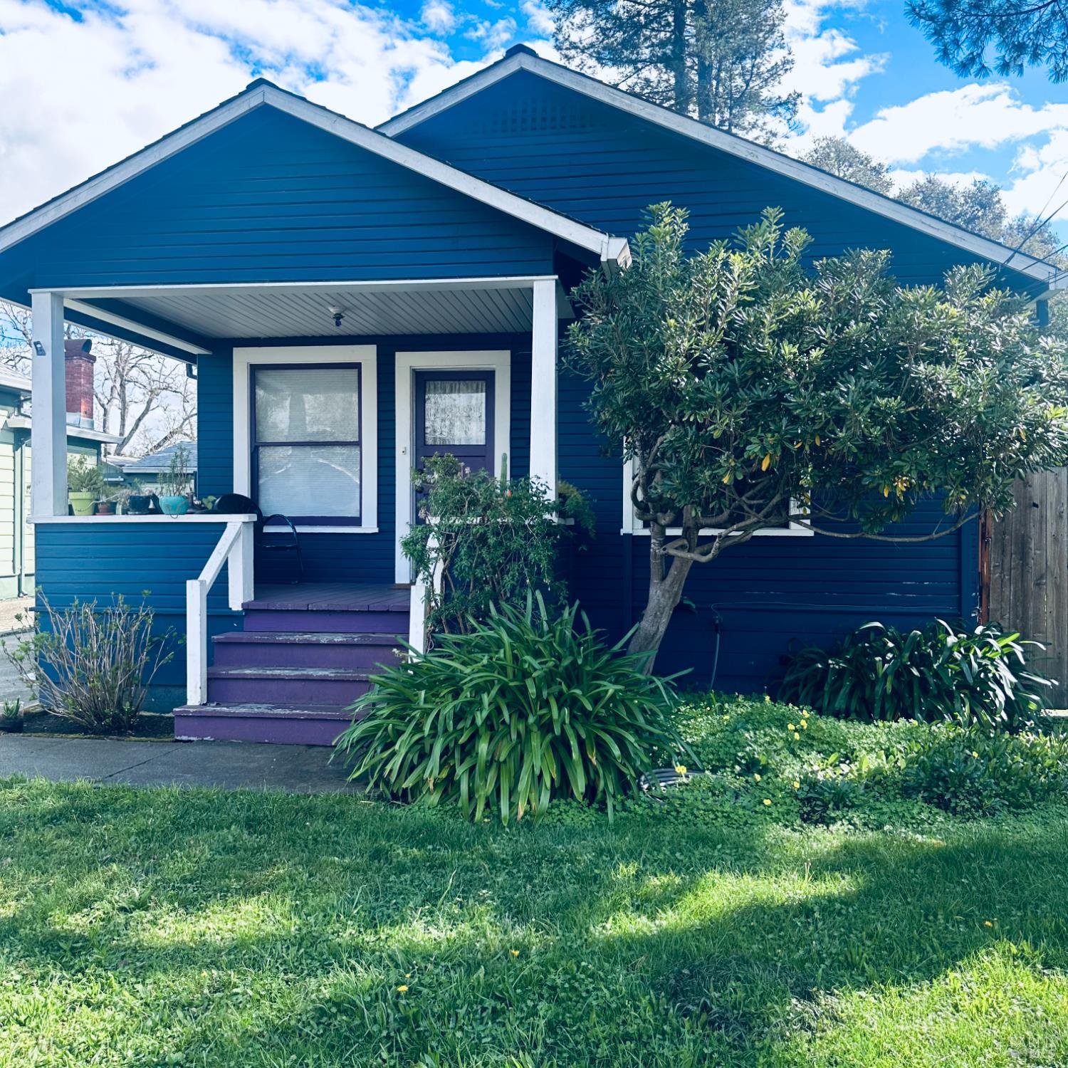 Detail Gallery Image 3 of 6 For 1010 Bush St, Santa Rosa,  CA 95404 - 3 Beds | 2 Baths