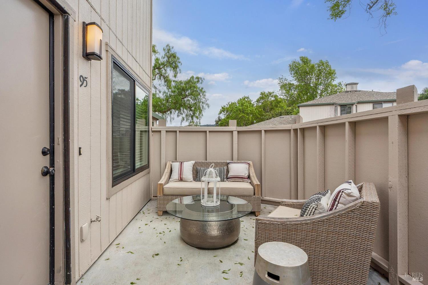 Detail Gallery Image 6 of 26 For 95 Dockside Cir, San Rafael,  CA 94903 - 2 Beds | 1 Baths