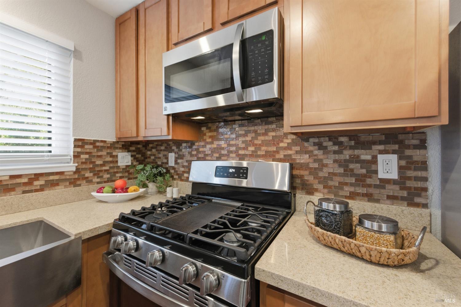 Detail Gallery Image 11 of 26 For 74 Hector Ln, Novato,  CA 94949 - 2 Beds | 1 Baths