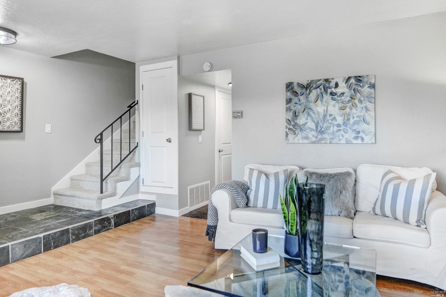 Detail Gallery Image 11 of 31 For 2016 Clearview Cir, Benicia,  CA 94510 - 3 Beds | 2/1 Baths