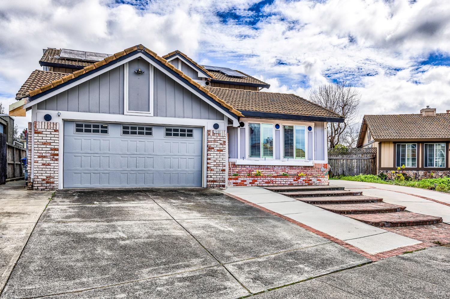 Detail Gallery Image 2 of 24 For 1168 Wieling Way, Petaluma,  CA 94954 - 4 Beds | 2/1 Baths