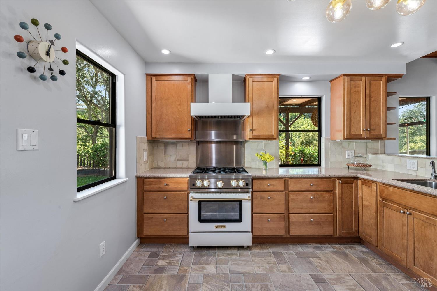 Detail Gallery Image 15 of 37 For 3990 Fairway Ave, Oakland,  CA 94605 - 2 Beds | 2 Baths