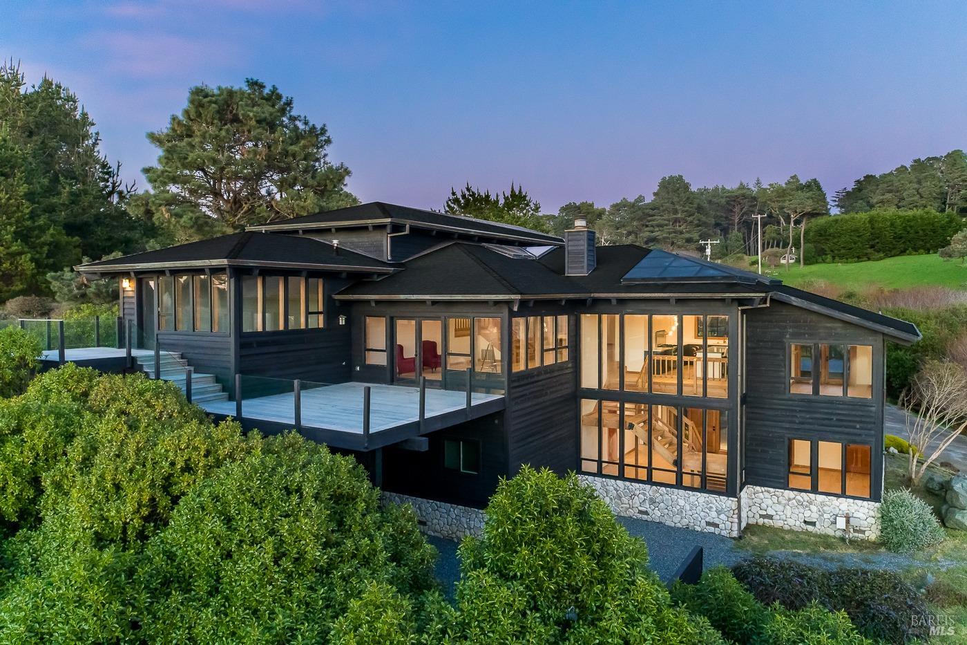 Detail Gallery Image 2 of 51 For 45460 Indian Shoals Rd, Mendocino,  CA 95460 - 4 Beds | 4 Baths