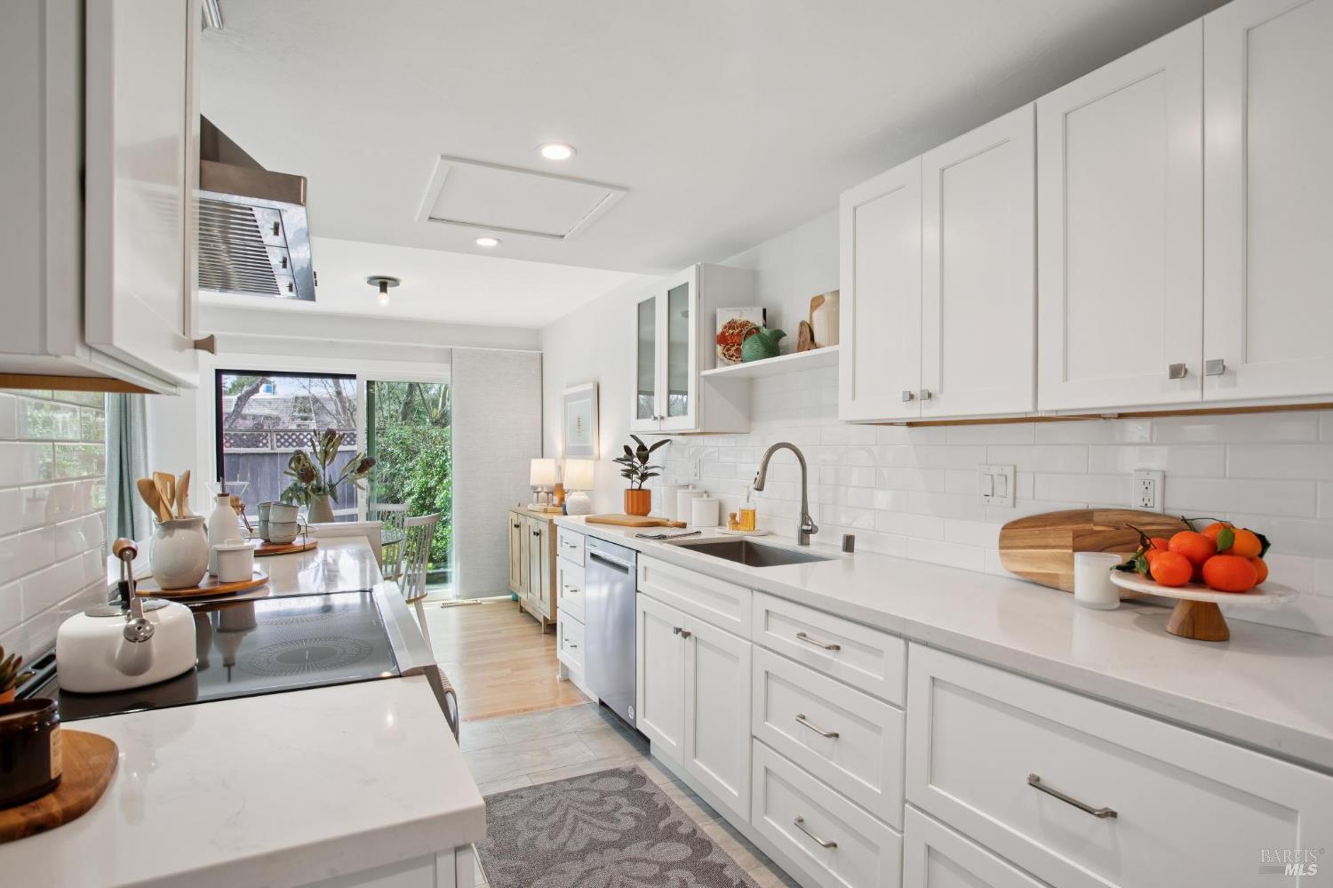 Detail Gallery Image 12 of 33 For 18 Dunlin Ct, San Rafael,  CA 94903 - 2 Beds | 1/1 Baths