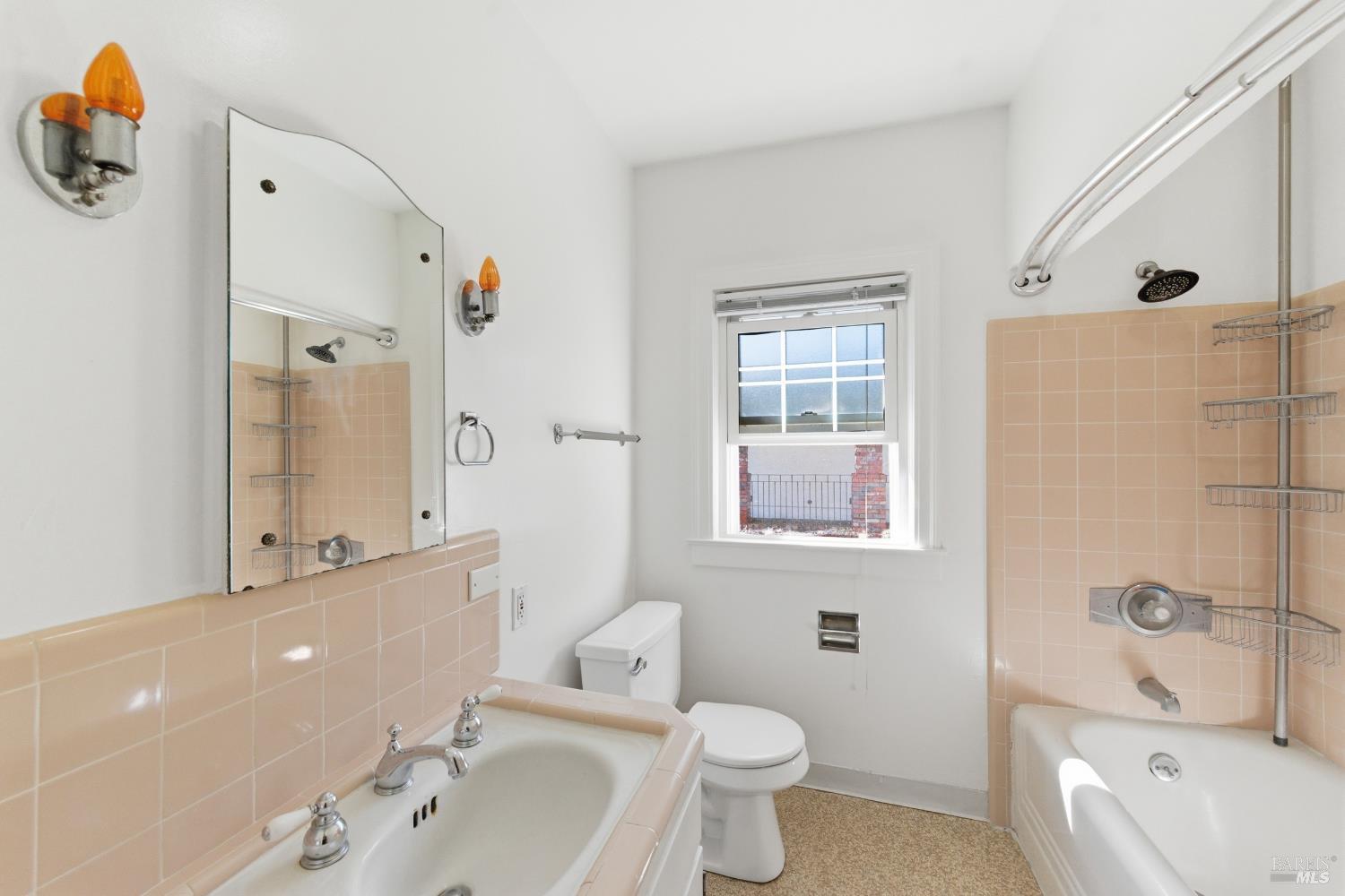 Detail Gallery Image 19 of 53 For 639 E 5th St, Benicia,  CA 94510 - 3 Beds | 2/1 Baths