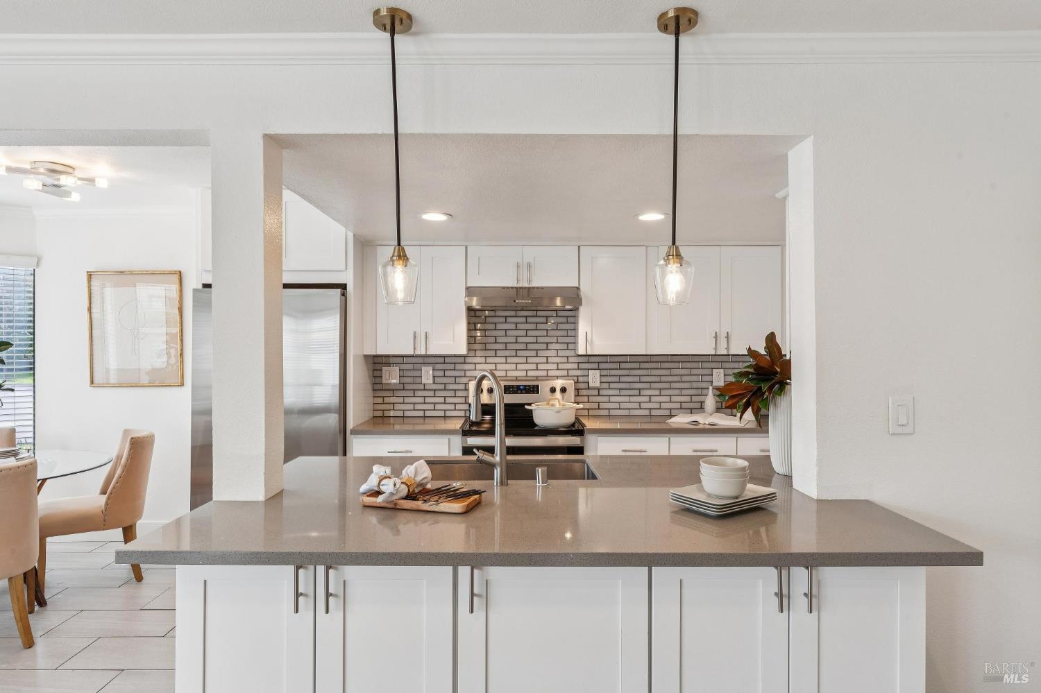 Detail Gallery Image 4 of 26 For 95 Dockside Cir, San Rafael,  CA 94903 - 2 Beds | 1 Baths