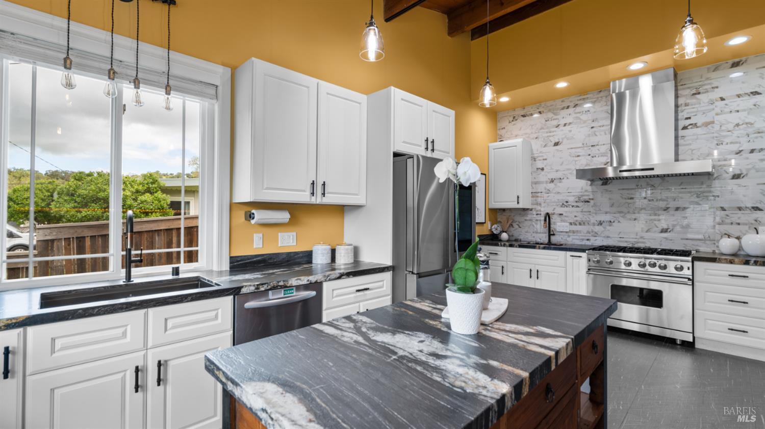 Detail Gallery Image 6 of 62 For 723 Alice St, Novato,  CA 94945 - 5 Beds | 2/1 Baths