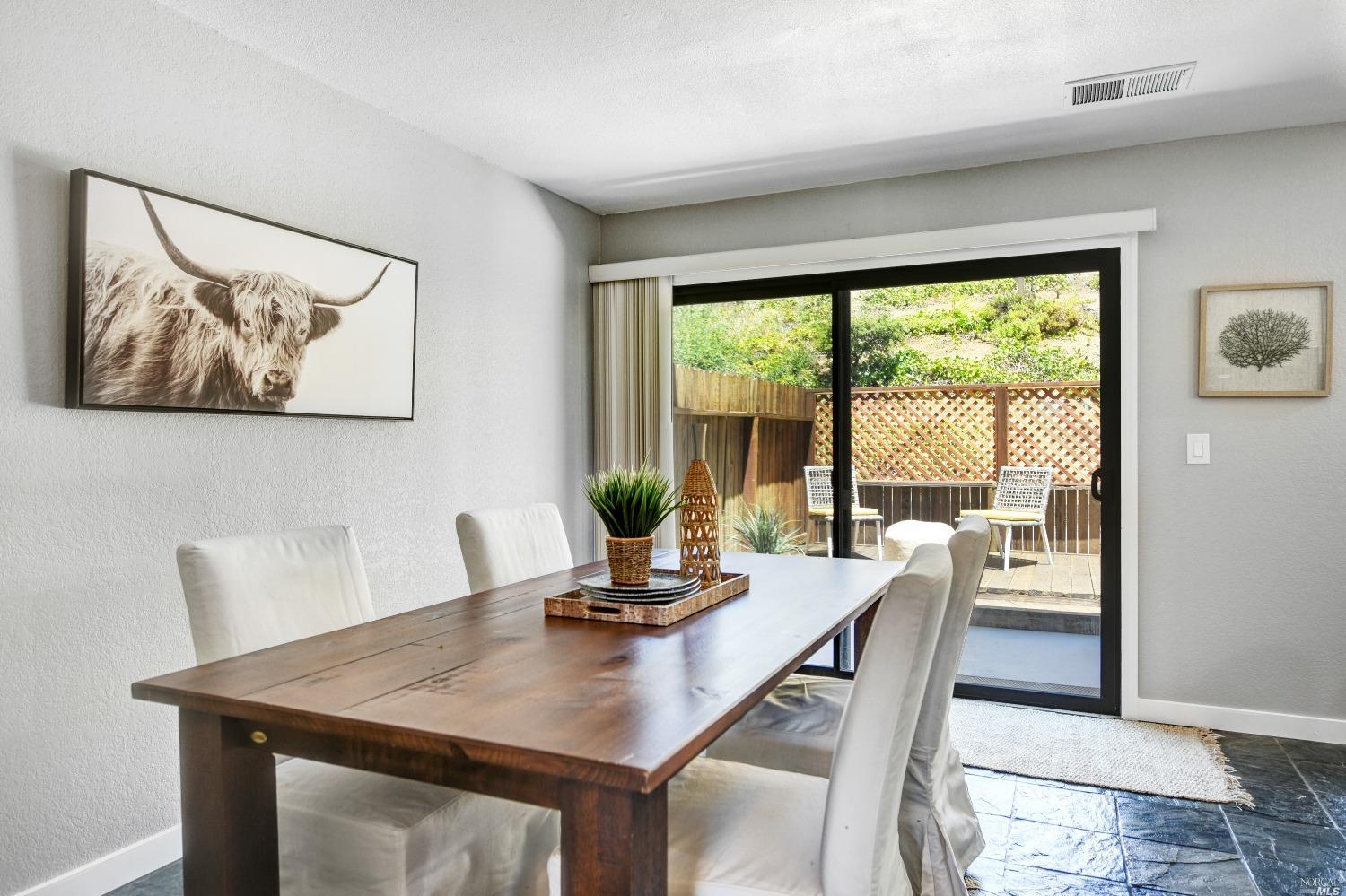 Detail Gallery Image 13 of 31 For 2016 Clearview Cir, Benicia,  CA 94510 - 3 Beds | 2/1 Baths