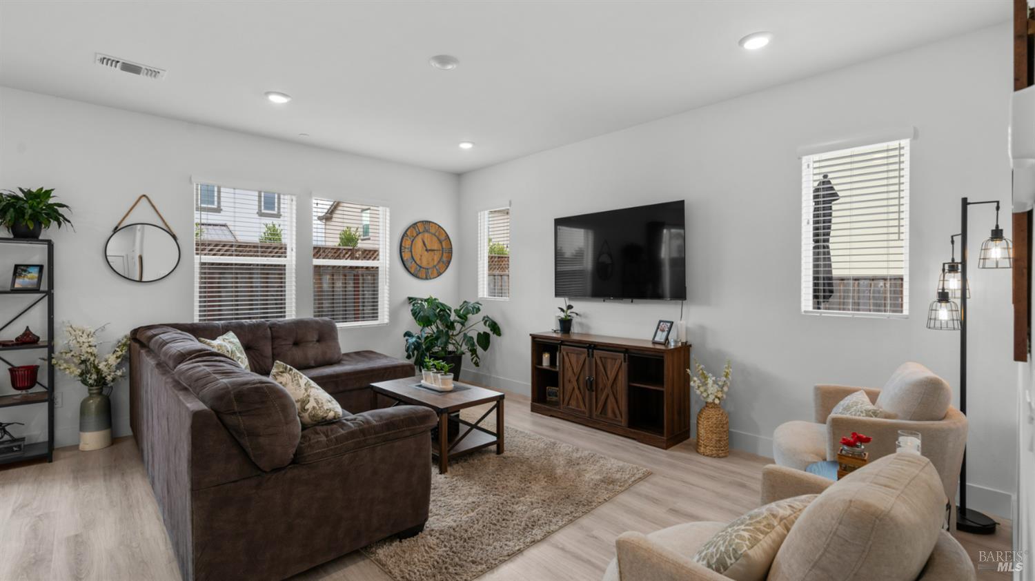 Detail Gallery Image 8 of 47 For 6083 Oak Leaf Pl, Rohnert Park,  CA 94928 - 4 Beds | 2/1 Baths