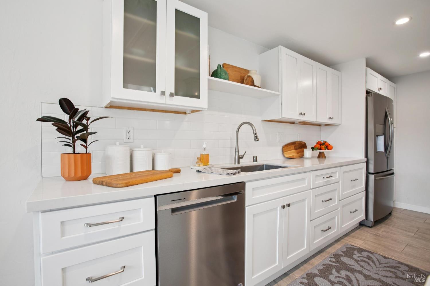 Detail Gallery Image 10 of 33 For 18 Dunlin Ct, San Rafael,  CA 94903 - 2 Beds | 1/1 Baths