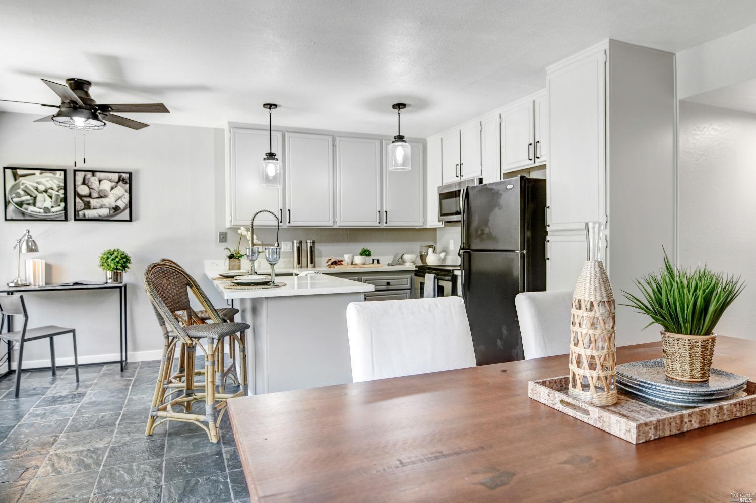 Detail Gallery Image 14 of 31 For 2016 Clearview Cir, Benicia,  CA 94510 - 3 Beds | 2/1 Baths