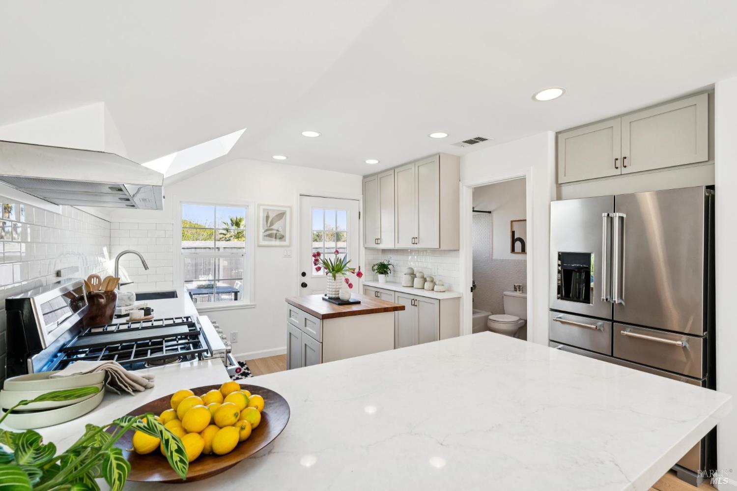 Detail Gallery Image 6 of 28 For 597 Ethel Ave, Mill Valley,  CA 94941 - 3 Beds | 2 Baths