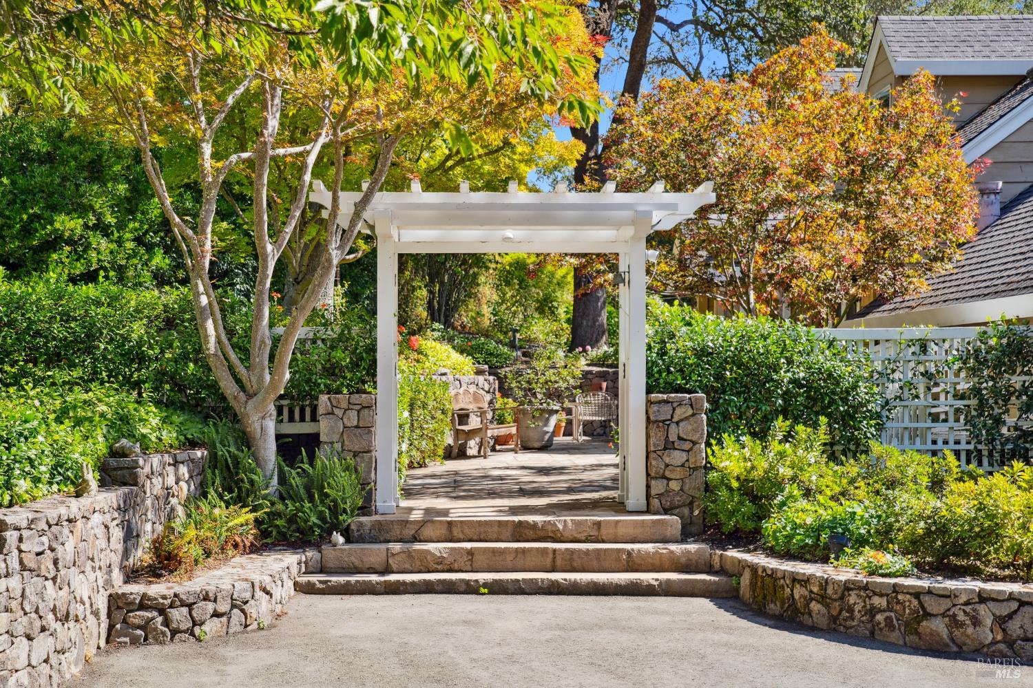 Detail Gallery Image 8 of 59 For 2399 Sobre Vista Rd, Sonoma,  CA 95476 - 3 Beds | 3/1 Baths