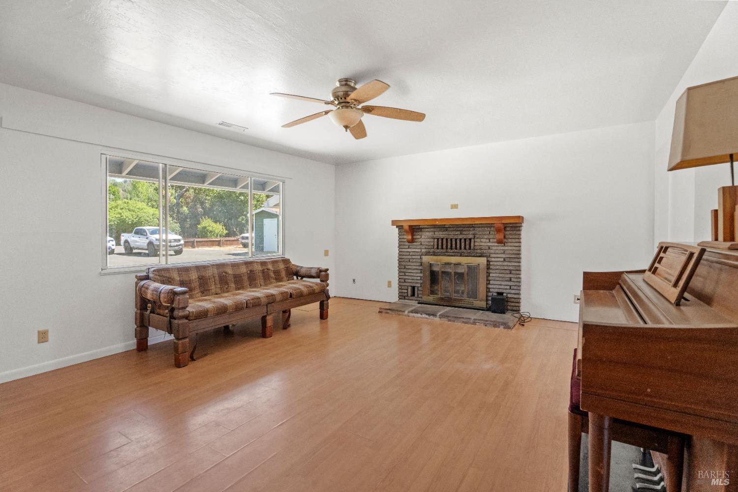 Detail Gallery Image 3 of 27 For 411 Milani Dr, Ukiah,  CA 95482 - 4 Beds | 2 Baths