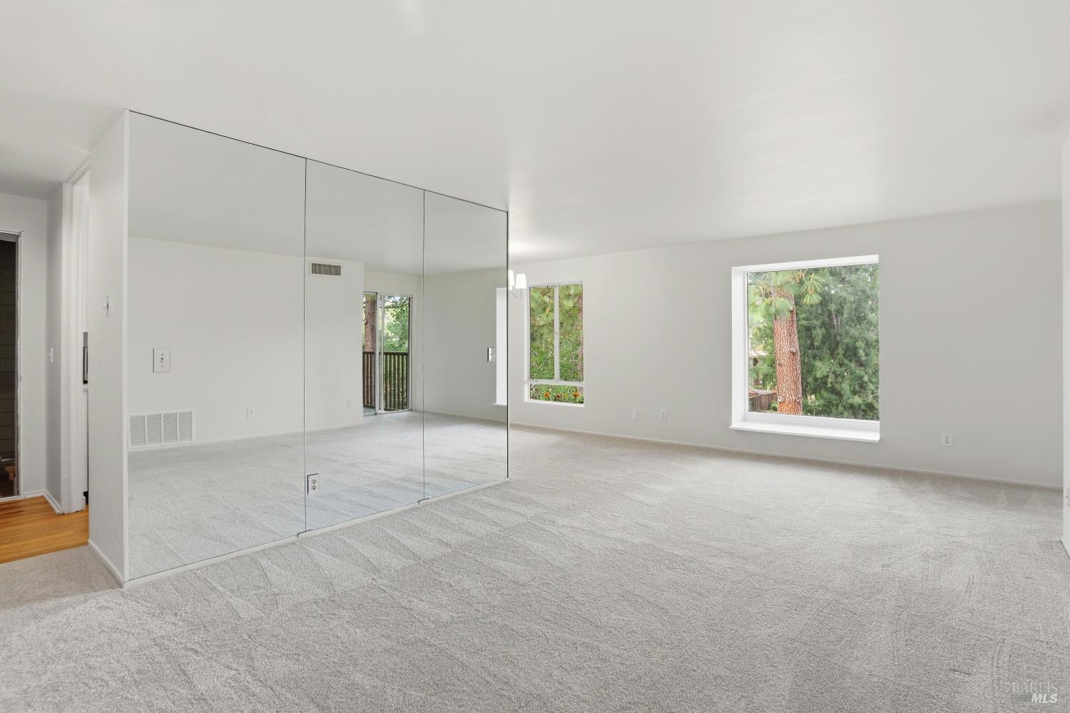 Detail Gallery Image 3 of 14 For 89 Forest Ln, San Rafael,  CA 94903 - 1 Beds | 1 Baths