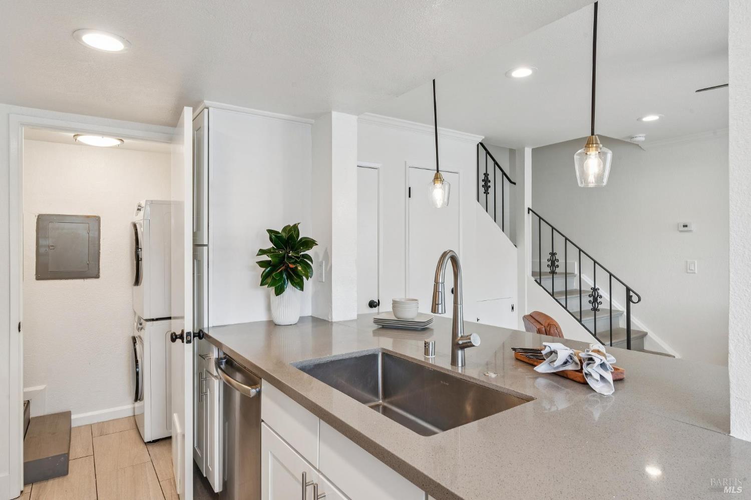 Detail Gallery Image 13 of 26 For 95 Dockside Cir, San Rafael,  CA 94903 - 2 Beds | 1 Baths