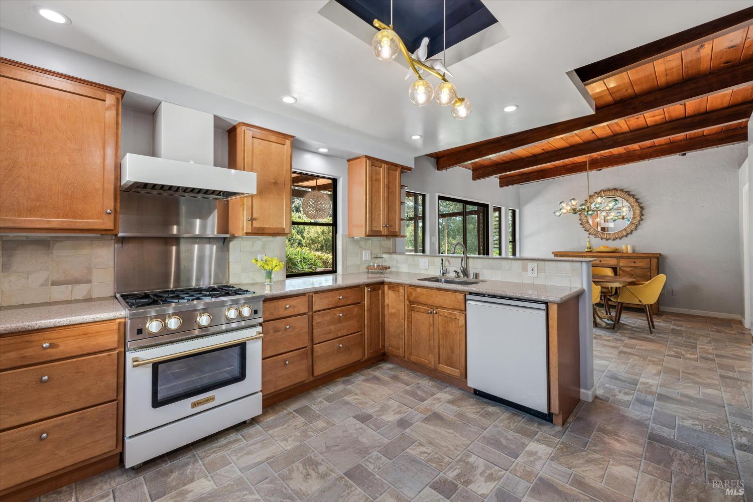 Detail Gallery Image 16 of 37 For 3990 Fairway Ave, Oakland,  CA 94605 - 2 Beds | 2 Baths