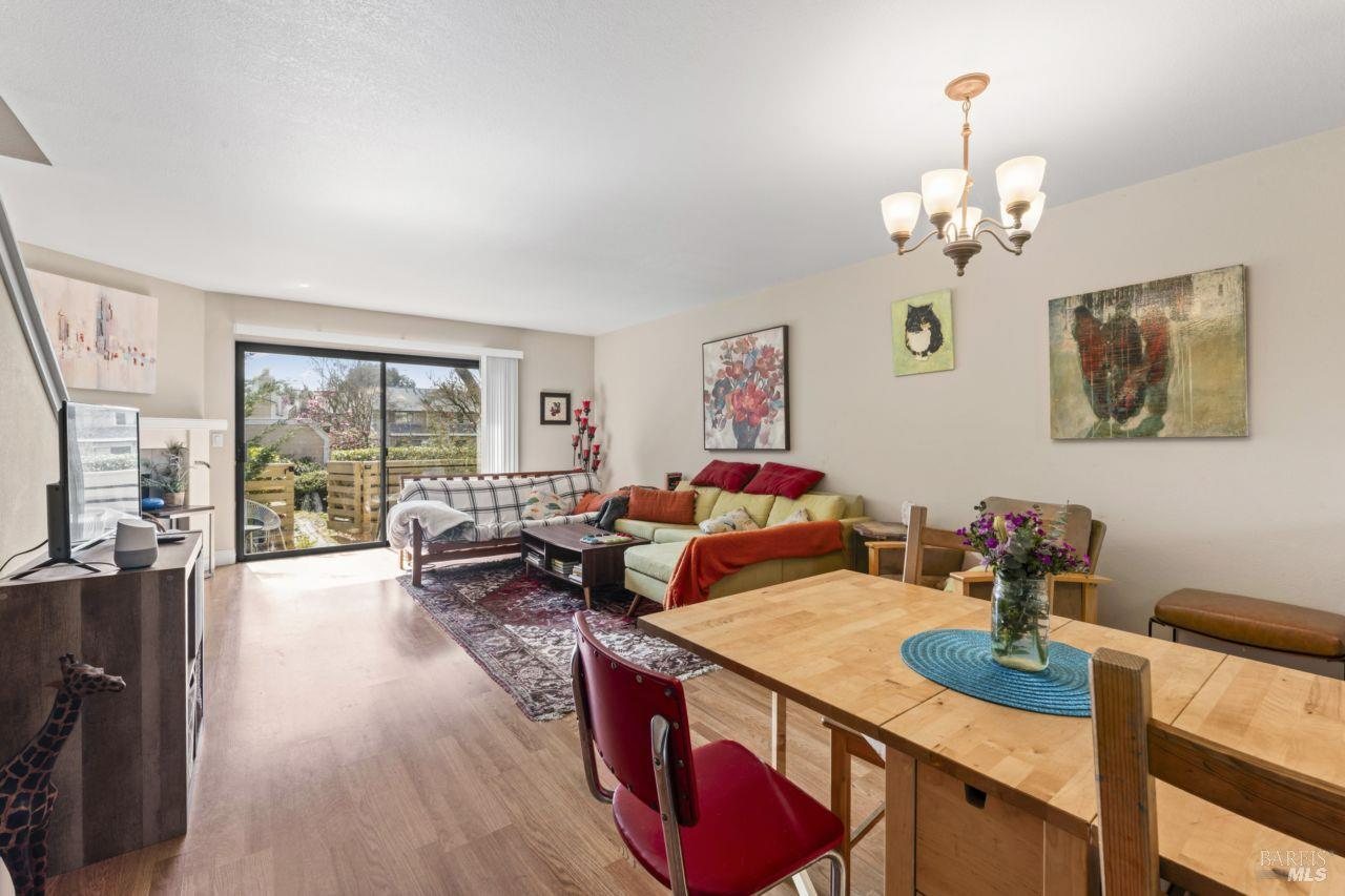 Detail Gallery Image 6 of 30 For 2142 Chianti Dr, Santa Rosa,  CA 95403 - 2 Beds | 1/1 Baths