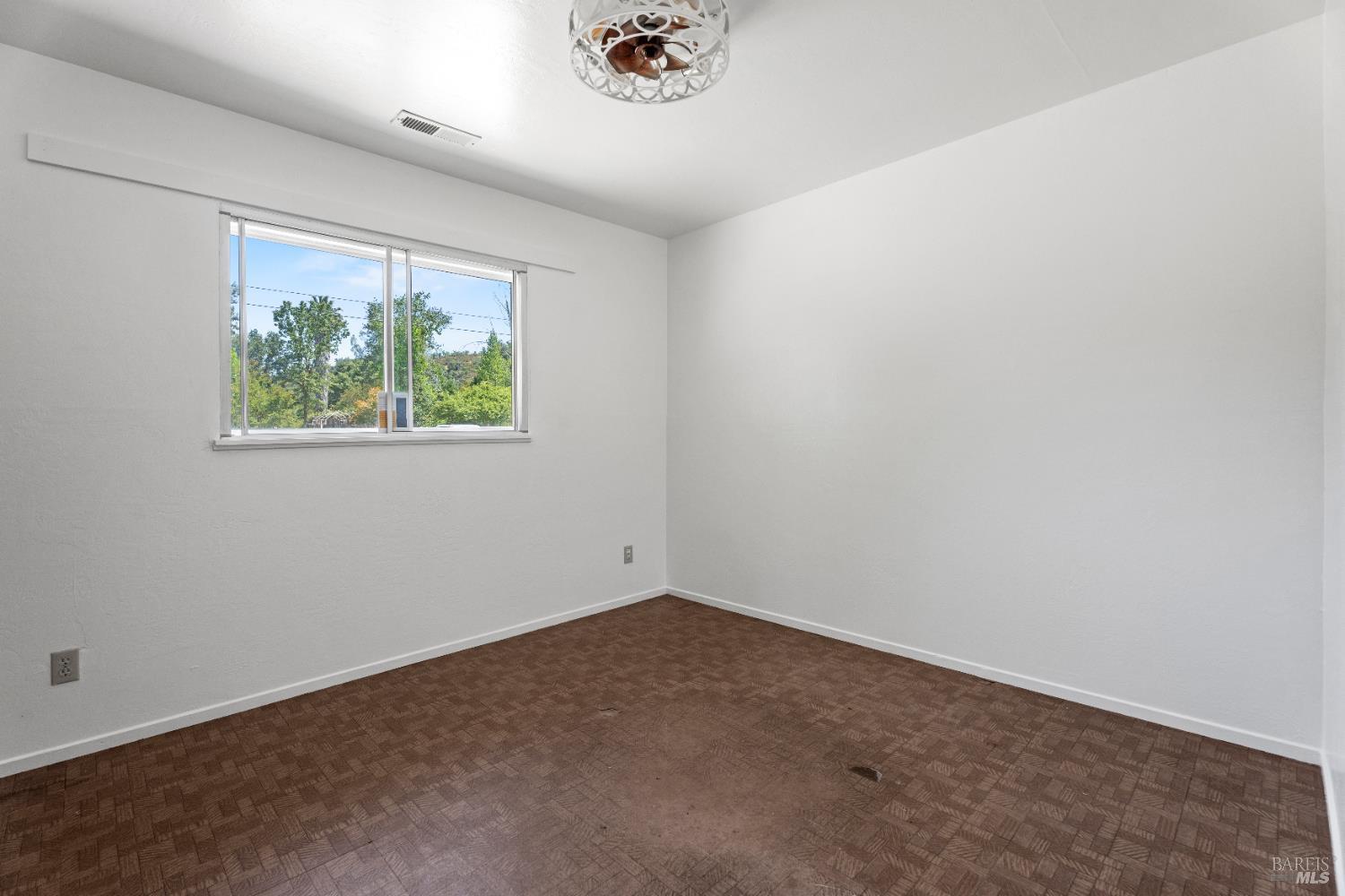 Detail Gallery Image 12 of 27 For 411 Milani Dr, Ukiah,  CA 95482 - 4 Beds | 2 Baths