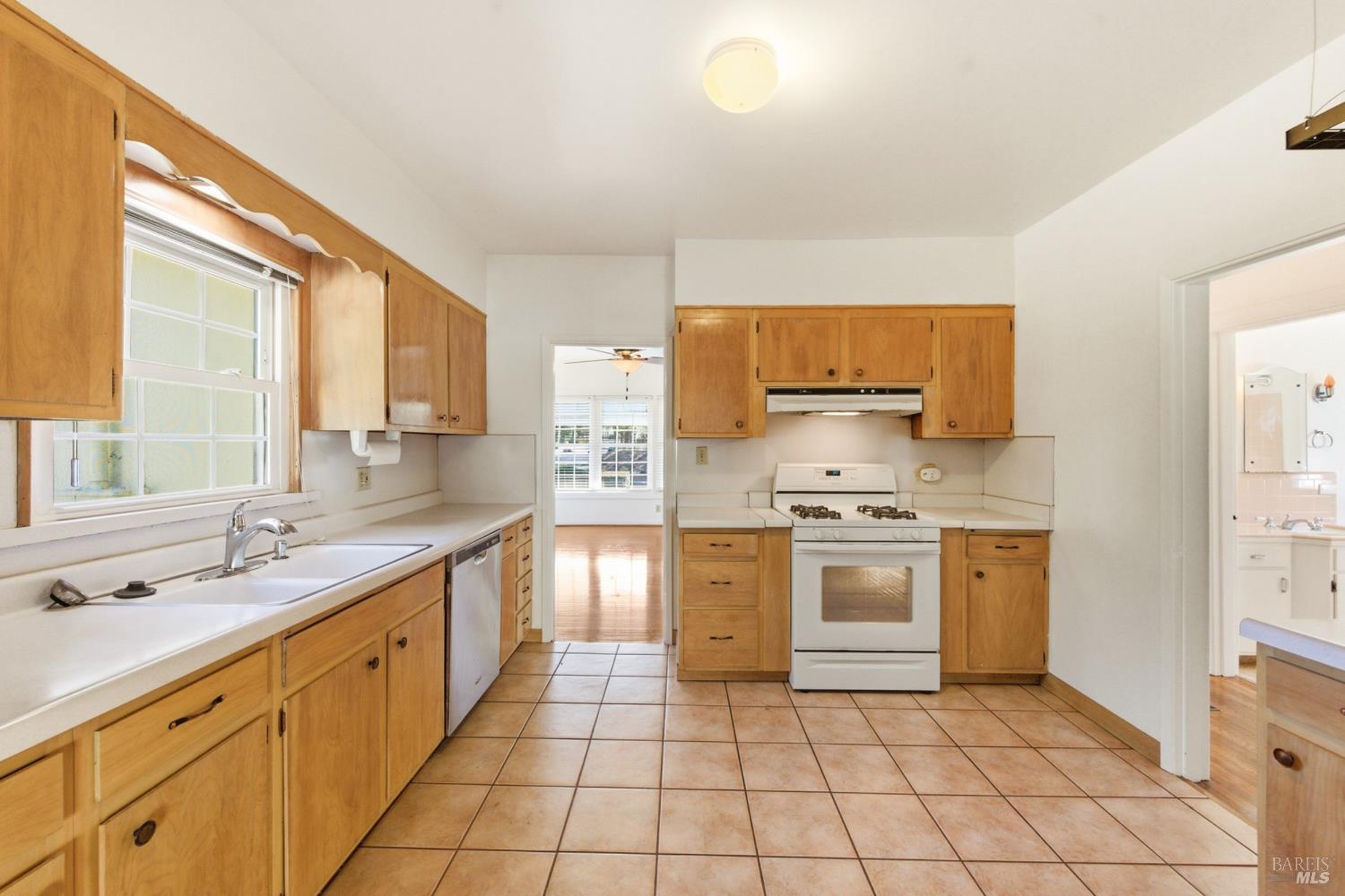 Detail Gallery Image 9 of 53 For 639 E 5th St, Benicia,  CA 94510 - 3 Beds | 2/1 Baths