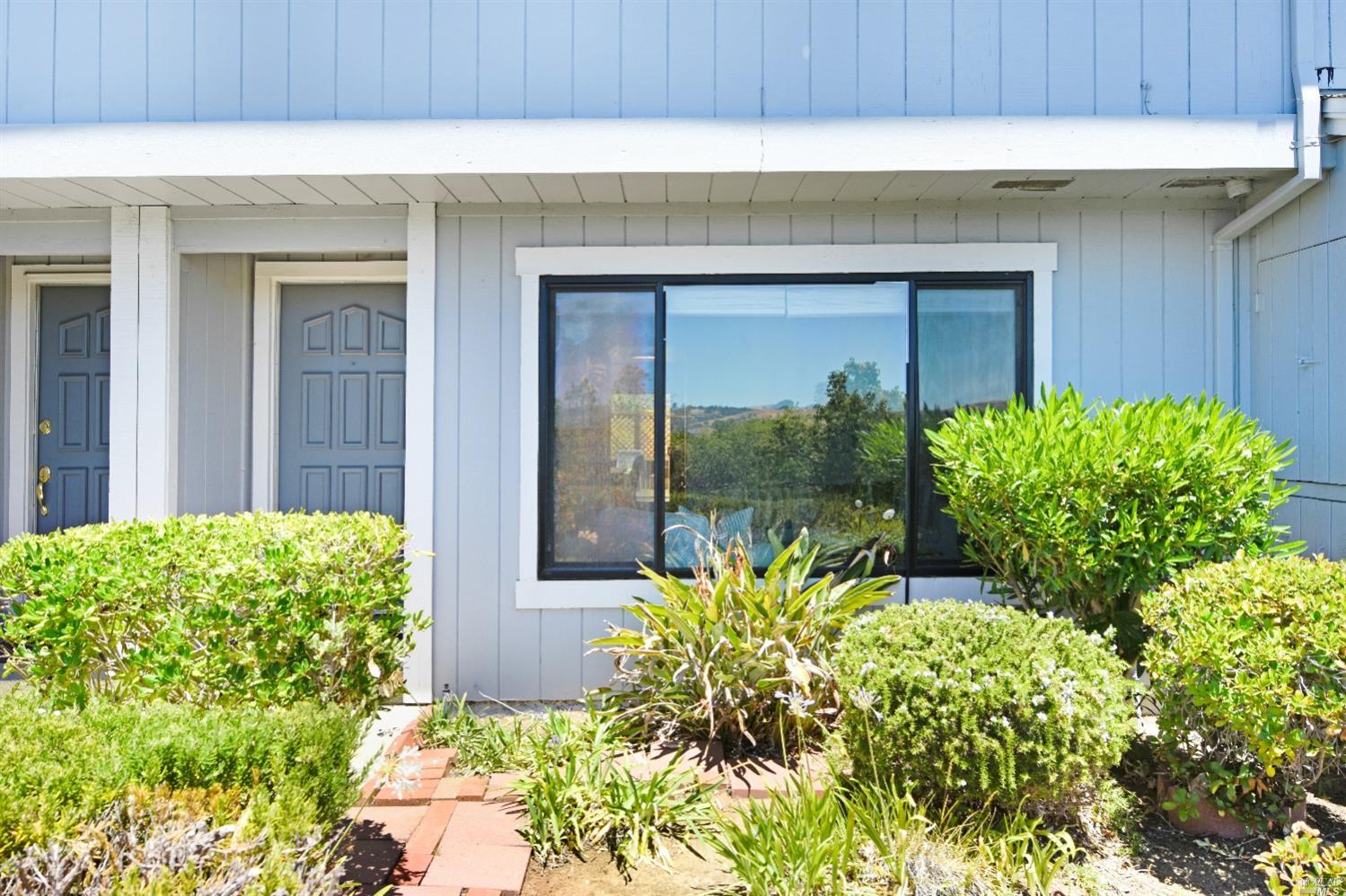 Detail Gallery Image 5 of 31 For 2016 Clearview Cir, Benicia,  CA 94510 - 3 Beds | 2/1 Baths