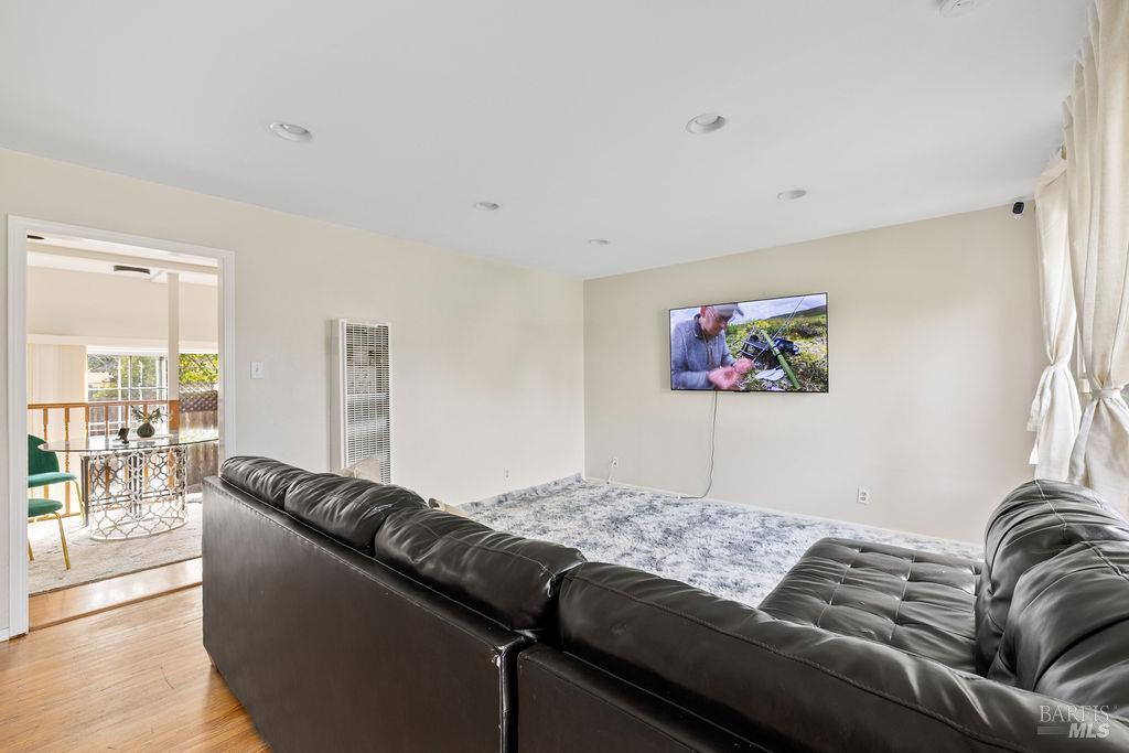Detail Gallery Image 5 of 30 For 903 Jones Ct, Pinole,  CA 94564 - 2 Beds | 1/1 Baths