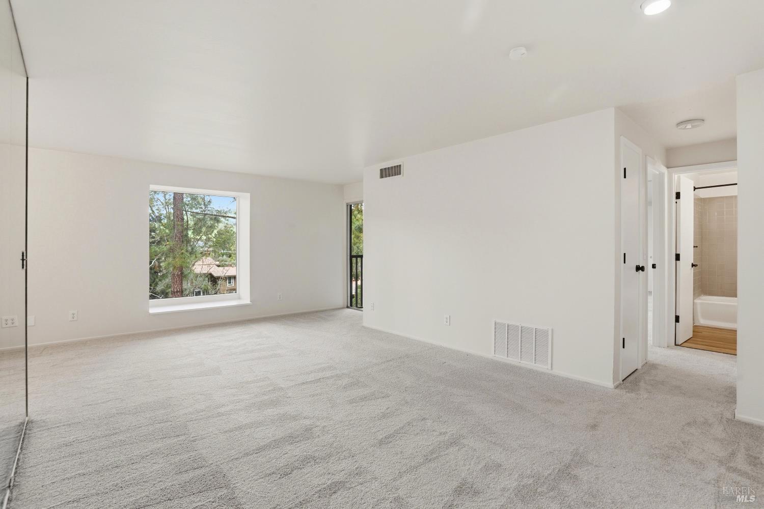 Detail Gallery Image 2 of 14 For 89 Forest Ln, San Rafael,  CA 94903 - 1 Beds | 1 Baths