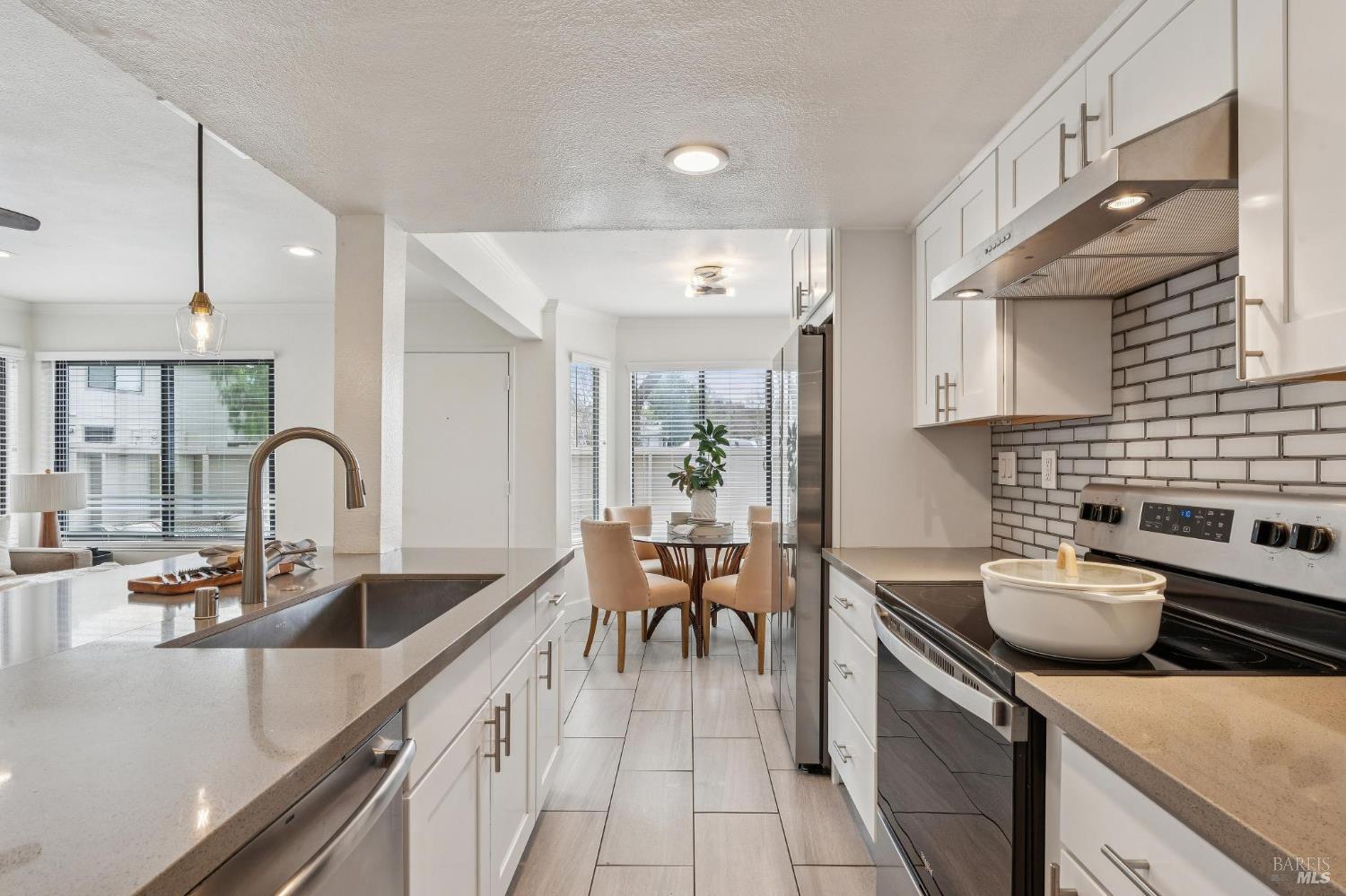 Detail Gallery Image 15 of 26 For 95 Dockside Cir, San Rafael,  CA 94903 - 2 Beds | 1 Baths