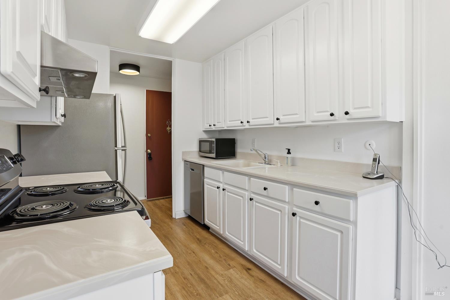 Detail Gallery Image 4 of 14 For 89 Forest Ln, San Rafael,  CA 94903 - 1 Beds | 1 Baths