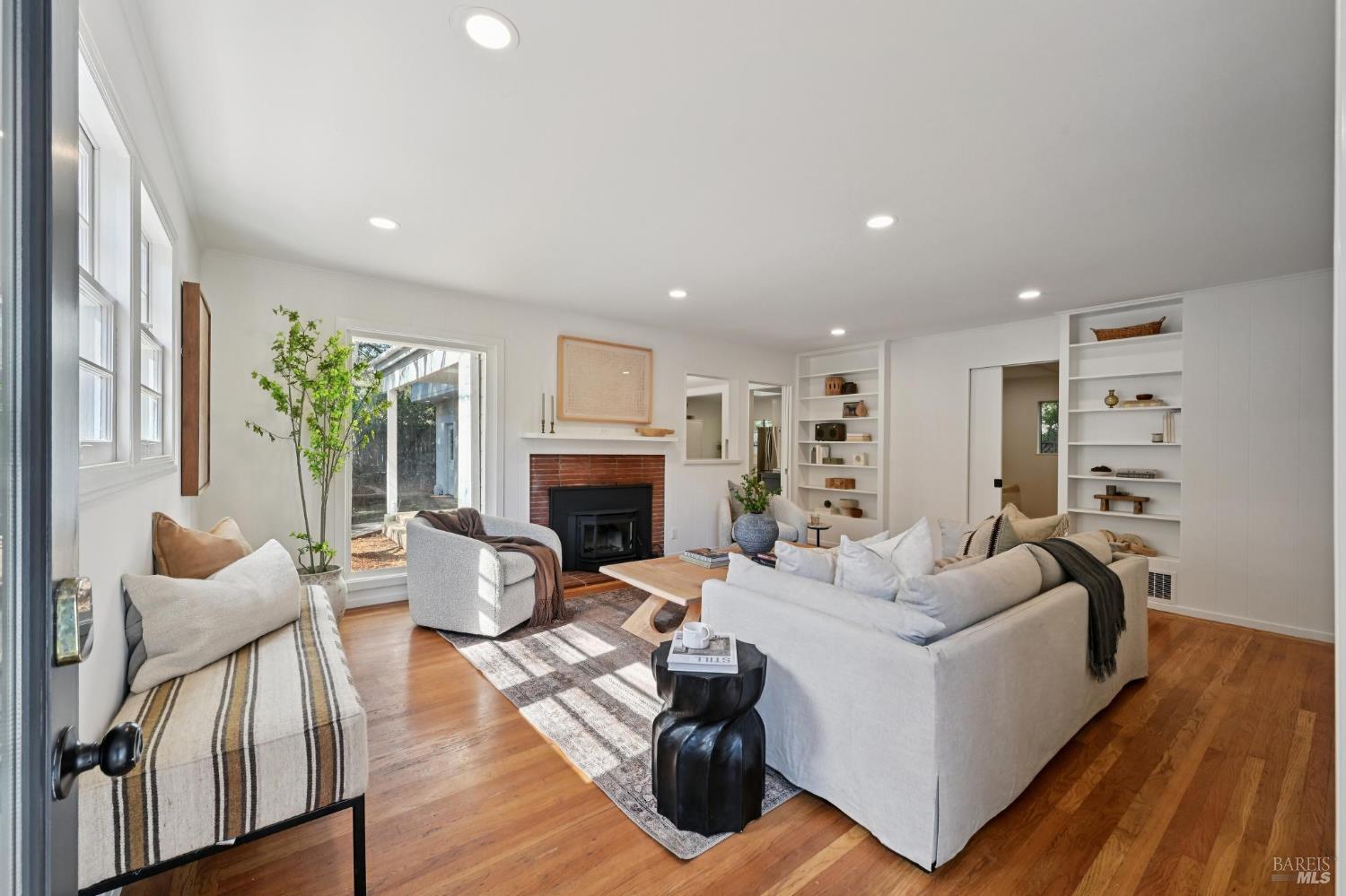 Detail Gallery Image 2 of 43 For 404 Spruce St, Mill Valley,  CA 94941 - 3 Beds | 2 Baths