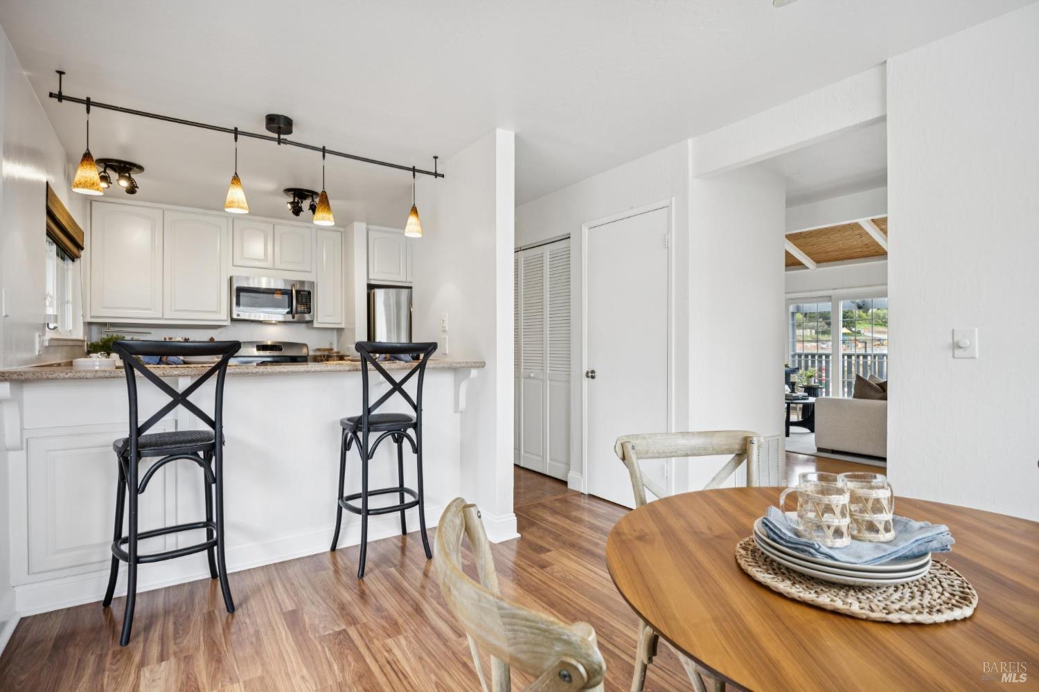 Detail Gallery Image 2 of 19 For 621 Nevada St, Sausalito,  CA 94965 - 2 Beds | 1/1 Baths