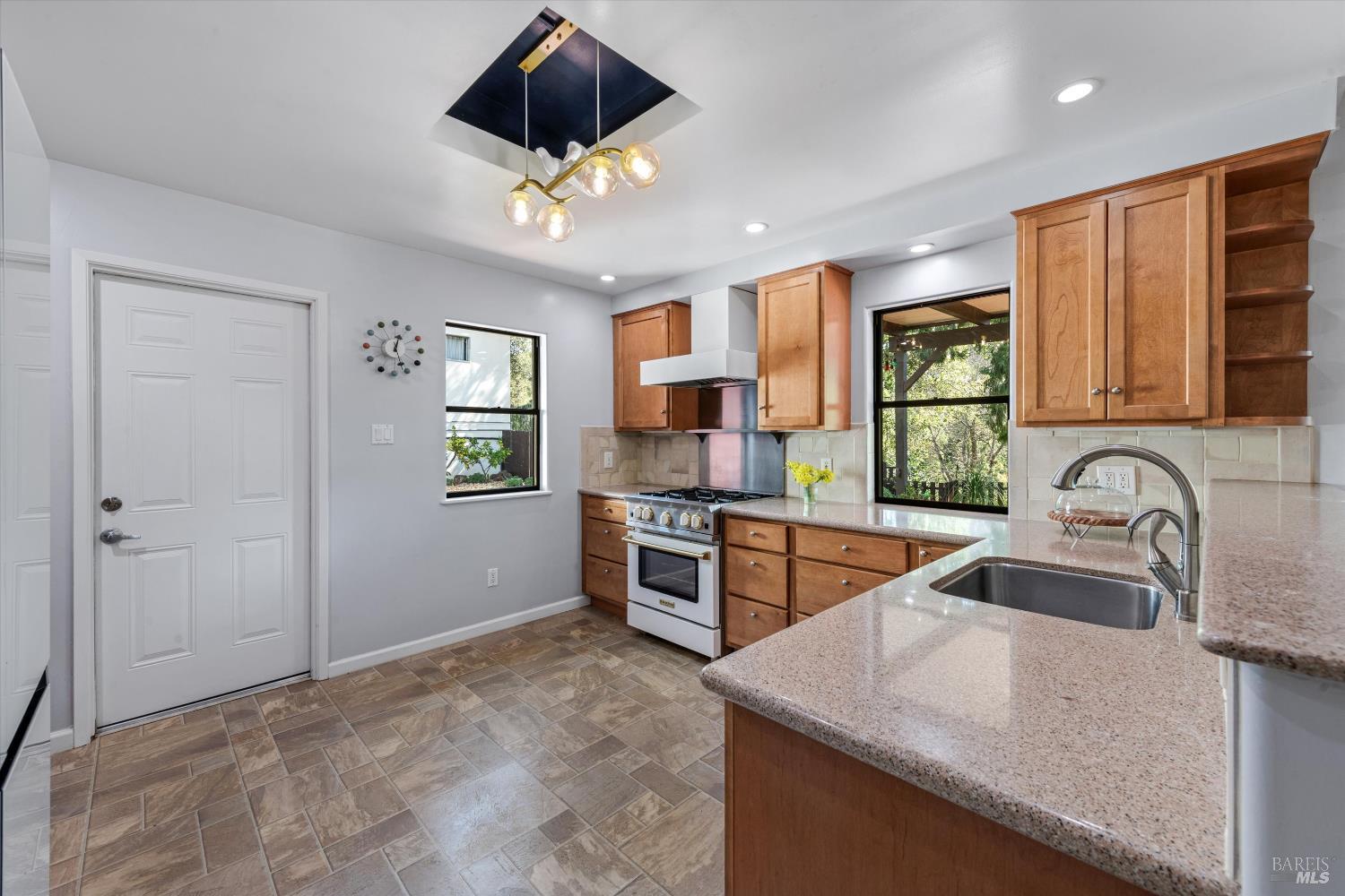 Detail Gallery Image 14 of 37 For 3990 Fairway Ave, Oakland,  CA 94605 - 2 Beds | 2 Baths