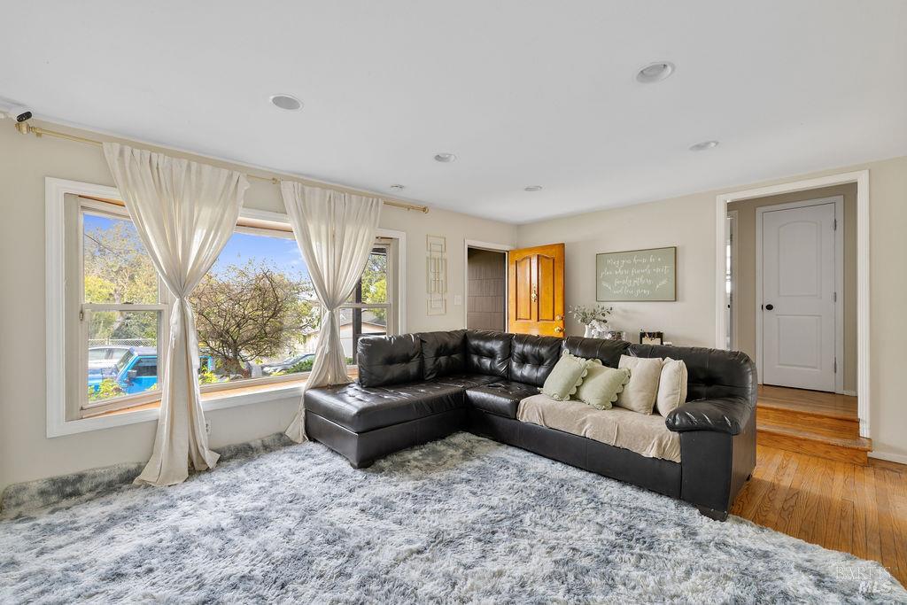 Detail Gallery Image 7 of 30 For 903 Jones Ct, Pinole,  CA 94564 - 2 Beds | 1/1 Baths