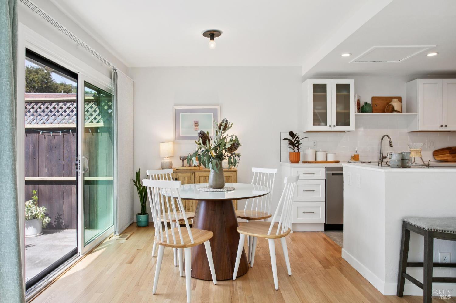 Detail Gallery Image 3 of 33 For 18 Dunlin Ct, San Rafael,  CA 94903 - 2 Beds | 1/1 Baths