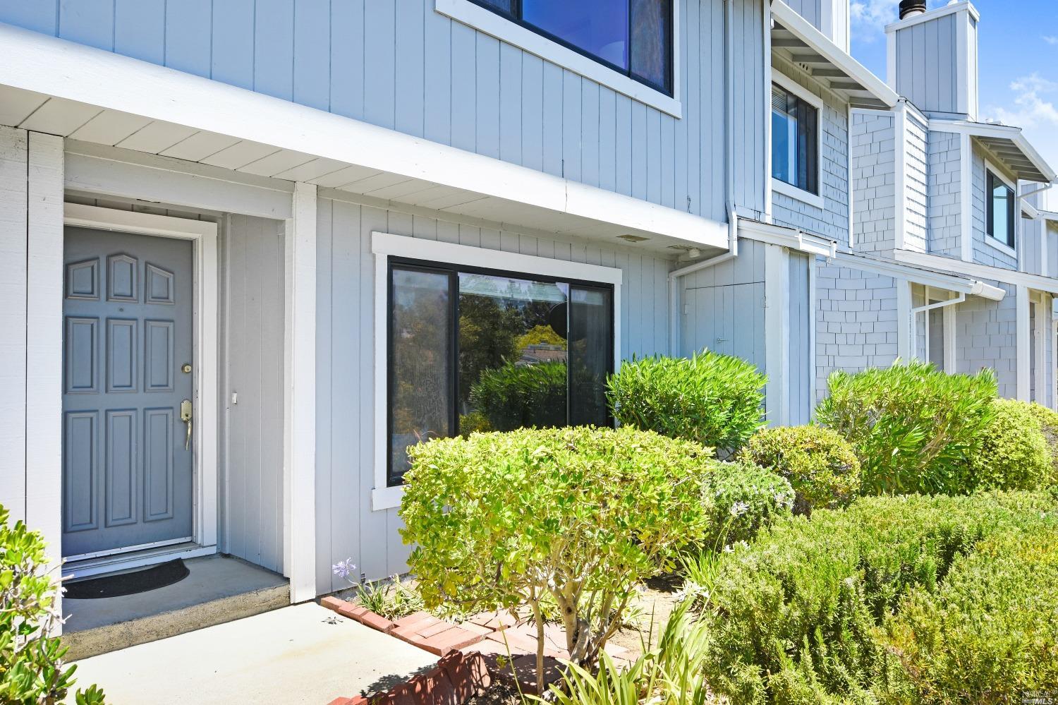 Detail Gallery Image 4 of 31 For 2016 Clearview Cir, Benicia,  CA 94510 - 3 Beds | 2/1 Baths