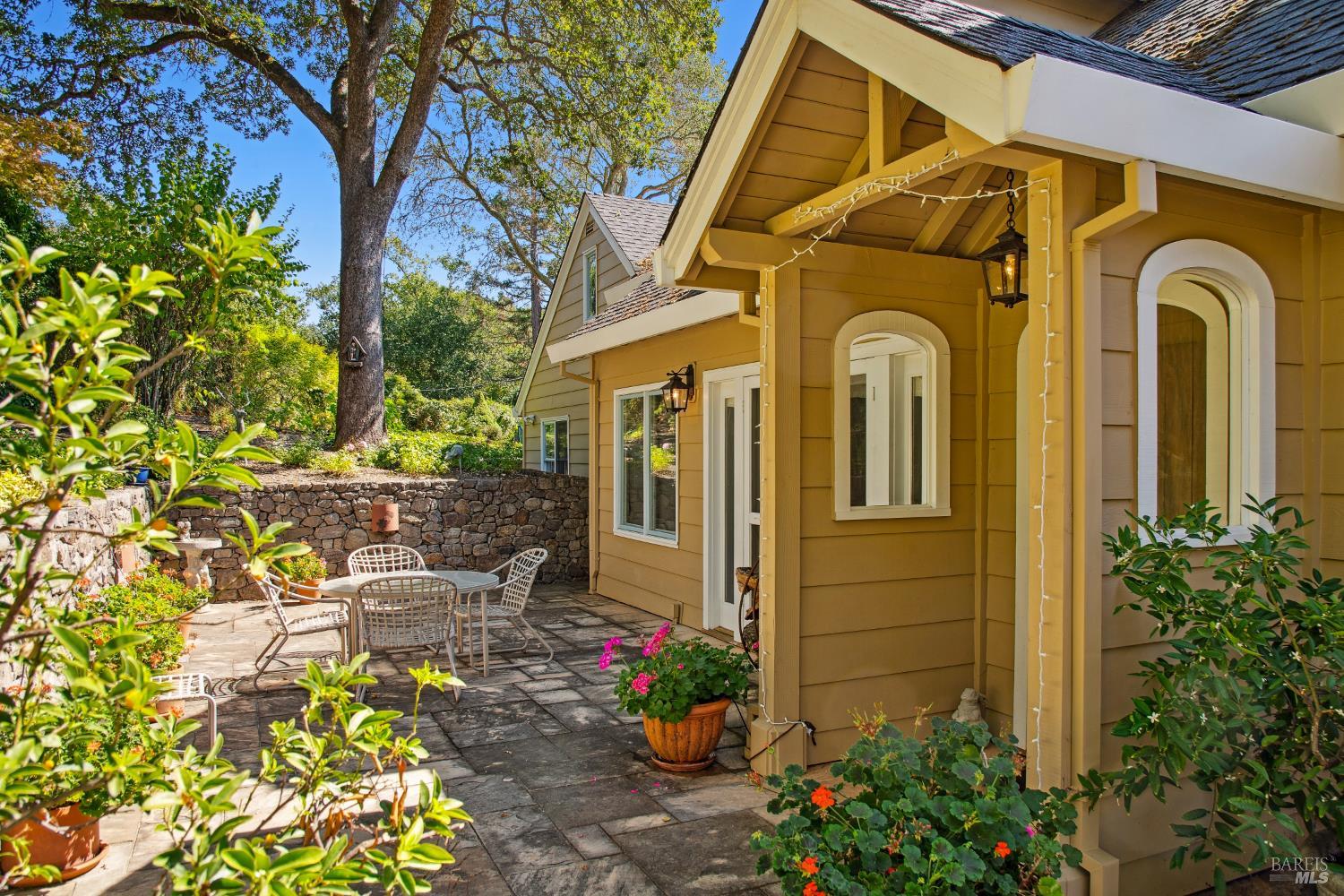 Detail Gallery Image 12 of 59 For 2399 Sobre Vista Rd, Sonoma,  CA 95476 - 3 Beds | 3/1 Baths