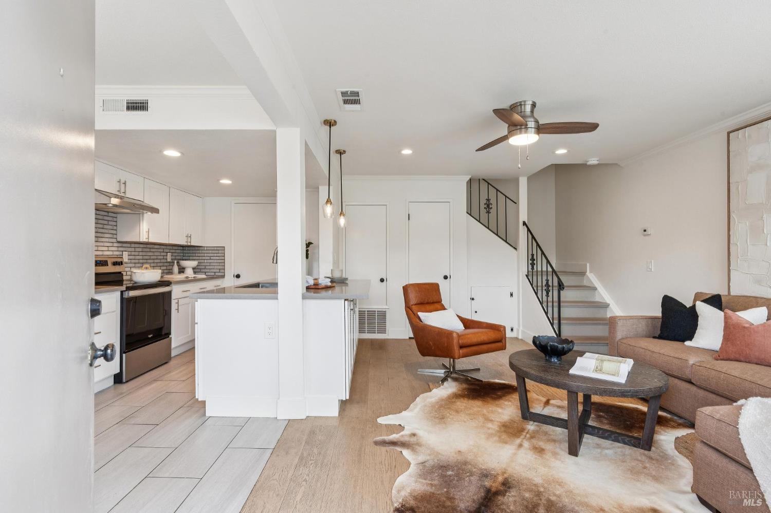 Detail Gallery Image 3 of 26 For 95 Dockside Cir, San Rafael,  CA 94903 - 2 Beds | 1 Baths