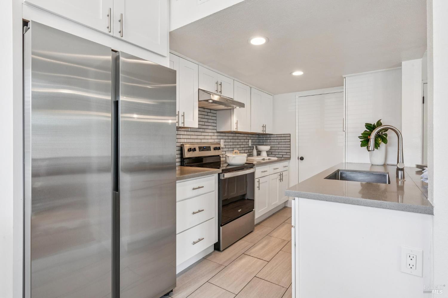 Detail Gallery Image 11 of 26 For 95 Dockside Cir, San Rafael,  CA 94903 - 2 Beds | 1 Baths