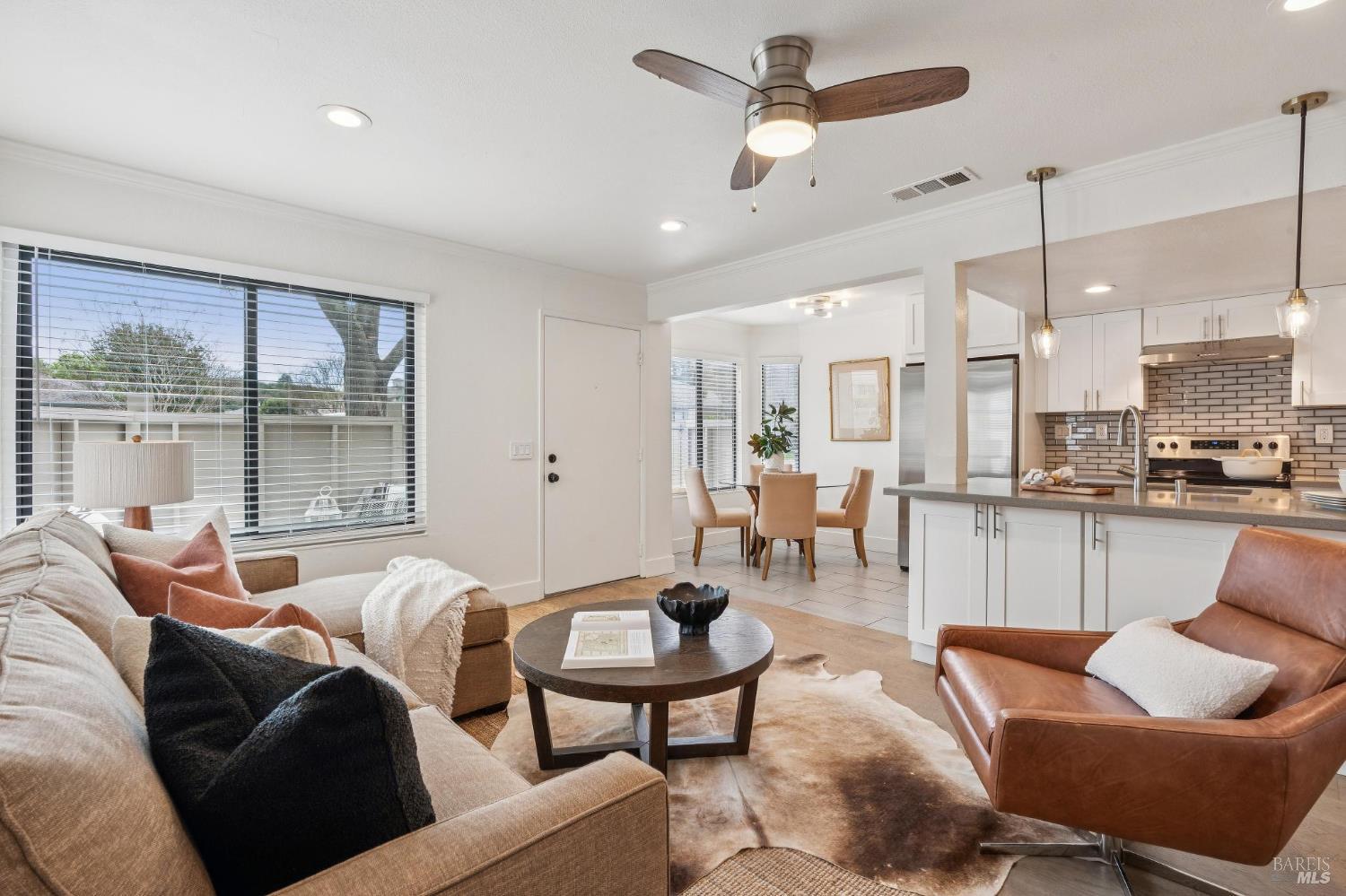 Detail Gallery Image 2 of 26 For 95 Dockside Cir, San Rafael,  CA 94903 - 2 Beds | 1 Baths