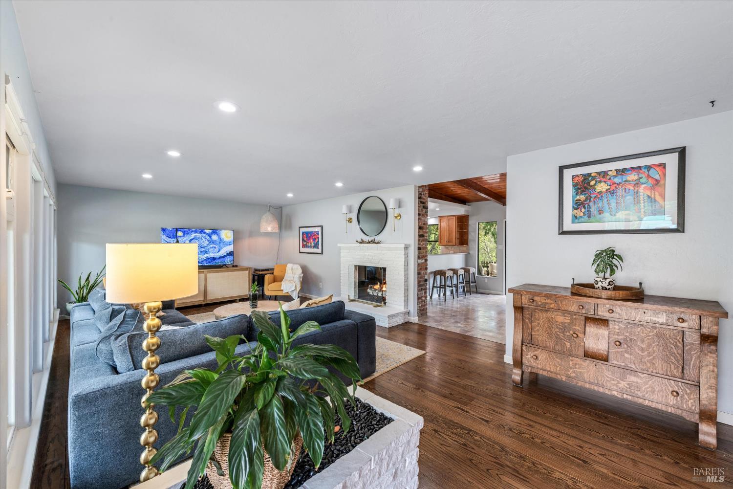 Detail Gallery Image 5 of 37 For 3990 Fairway Ave, Oakland,  CA 94605 - 2 Beds | 2 Baths