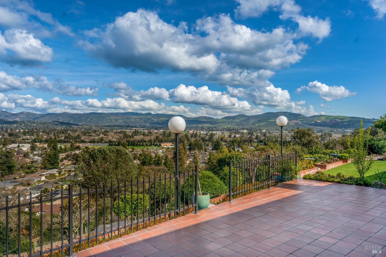 Detail Gallery Image 4 of 92 For 631 Casswall St, Napa,  CA 94558 - 7 Beds | 5/2 Baths