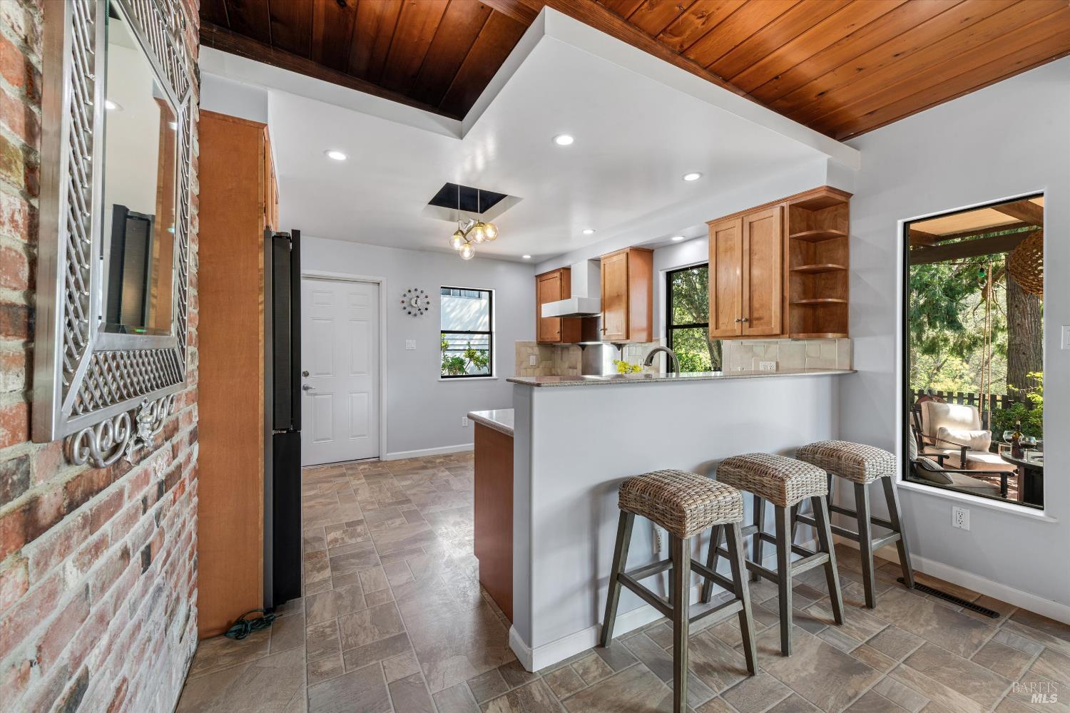 Detail Gallery Image 13 of 37 For 3990 Fairway Ave, Oakland,  CA 94605 - 2 Beds | 2 Baths