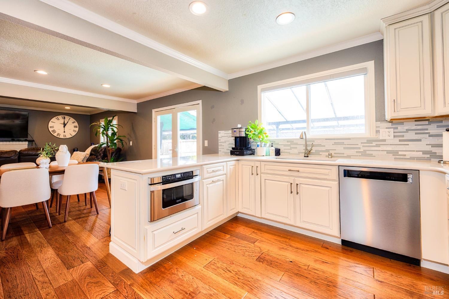 Detail Gallery Image 6 of 24 For 1168 Wieling Way, Petaluma,  CA 94954 - 4 Beds | 2/1 Baths