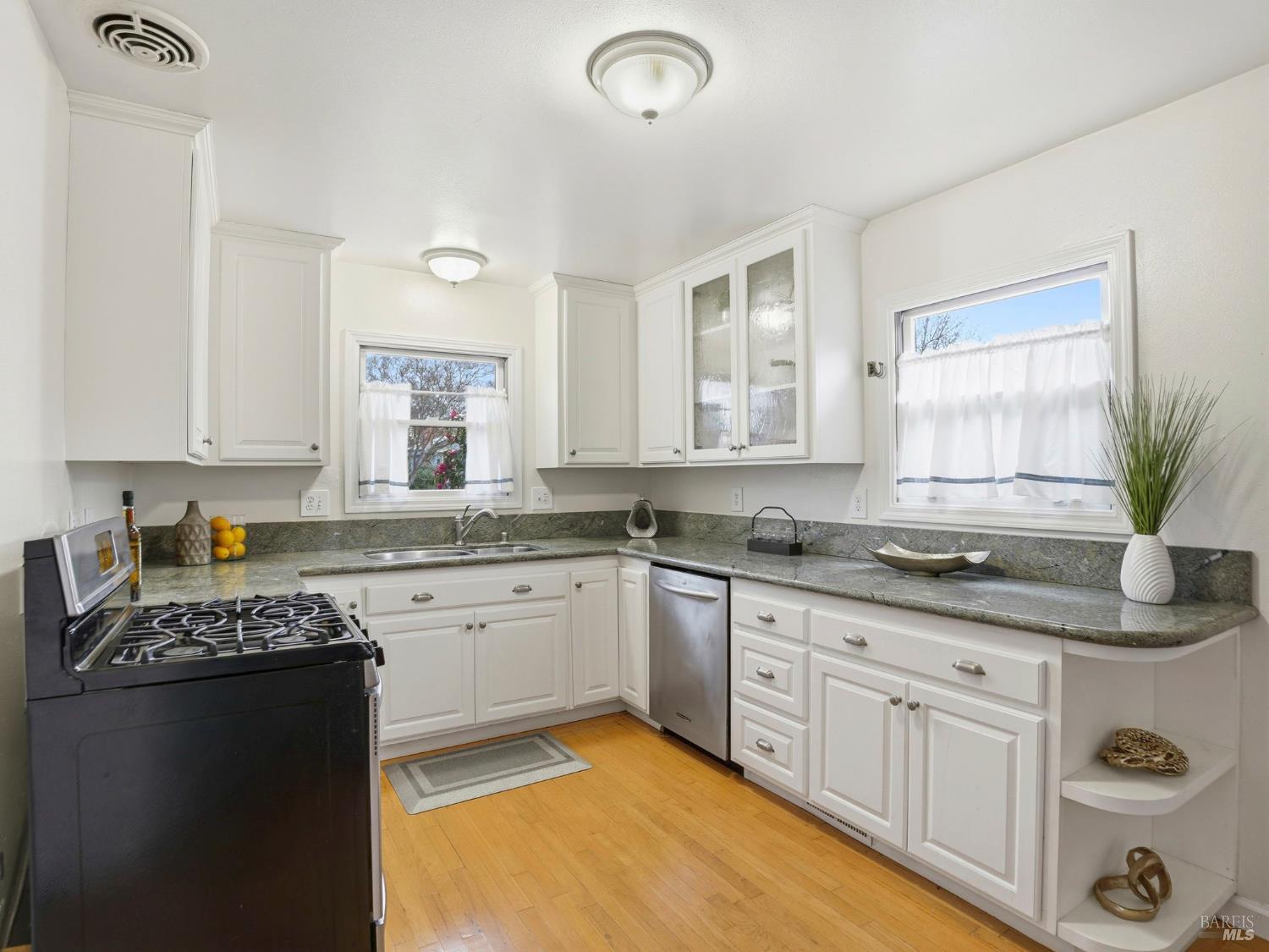 Detail Gallery Image 17 of 36 For 1810 Leonard Ave, Santa Rosa,  CA 95405 - 2 Beds | 1 Baths