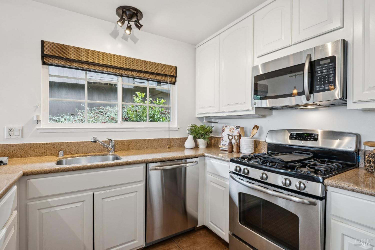 Detail Gallery Image 4 of 19 For 621 Nevada St, Sausalito,  CA 94965 - 2 Beds | 1/1 Baths