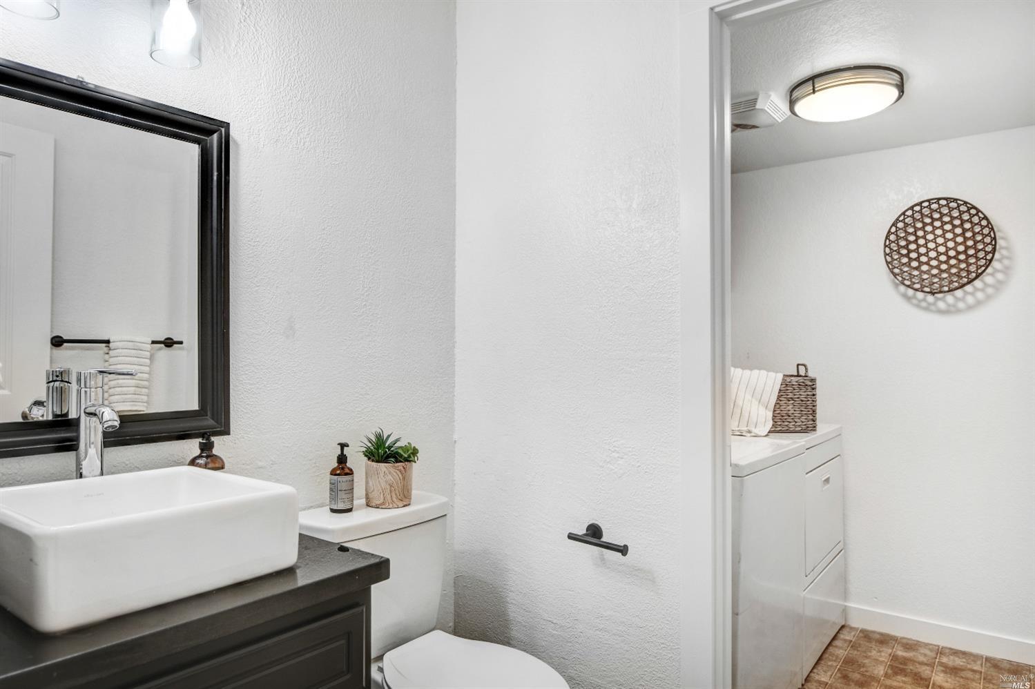 Detail Gallery Image 12 of 31 For 2016 Clearview Cir, Benicia,  CA 94510 - 3 Beds | 2/1 Baths