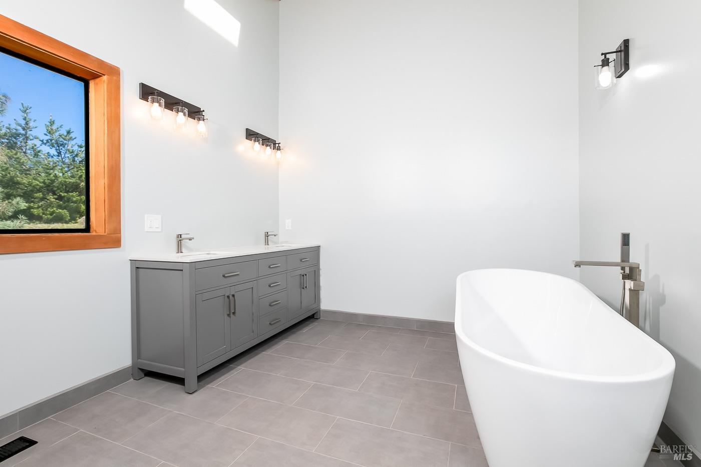 Detail Gallery Image 18 of 51 For 45460 Indian Shoals Rd, Mendocino,  CA 95460 - 4 Beds | 4 Baths