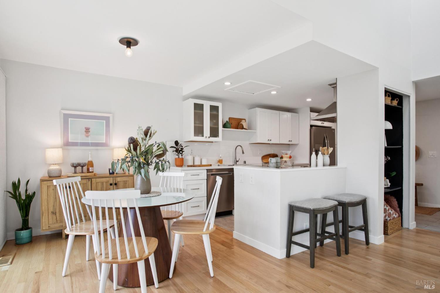 Detail Gallery Image 8 of 33 For 18 Dunlin Ct, San Rafael,  CA 94903 - 2 Beds | 1/1 Baths