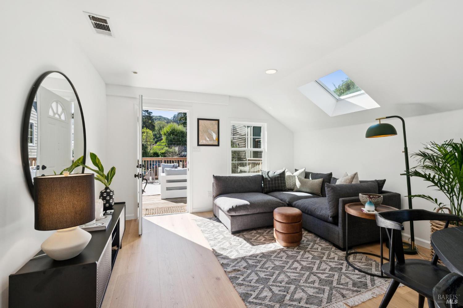 Detail Gallery Image 3 of 28 For 597 Ethel Ave, Mill Valley,  CA 94941 - 3 Beds | 2 Baths