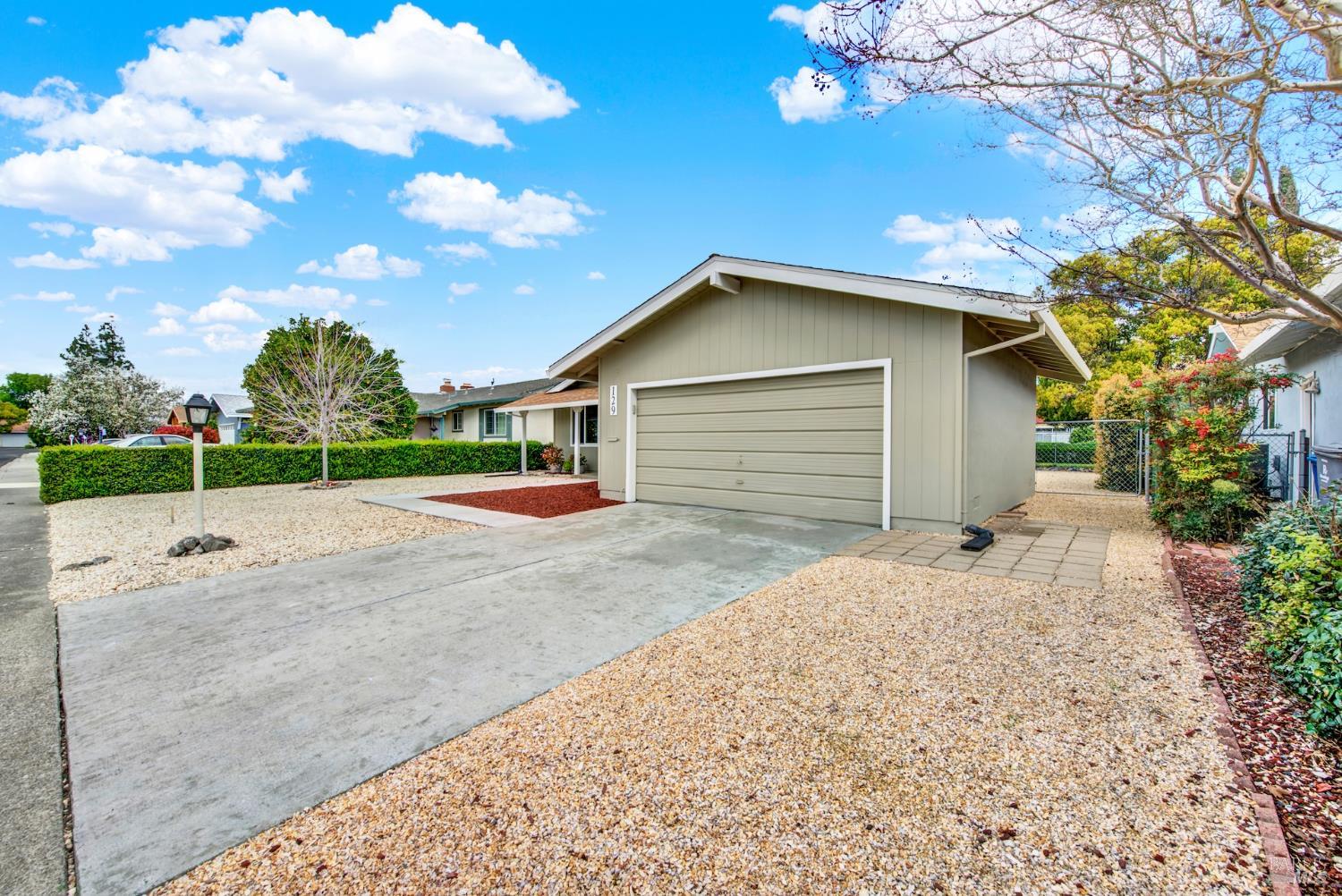 Detail Gallery Image 3 of 41 For 129 Carlsbad Cir, Vacaville,  CA 95687 - 2 Beds | 1 Baths